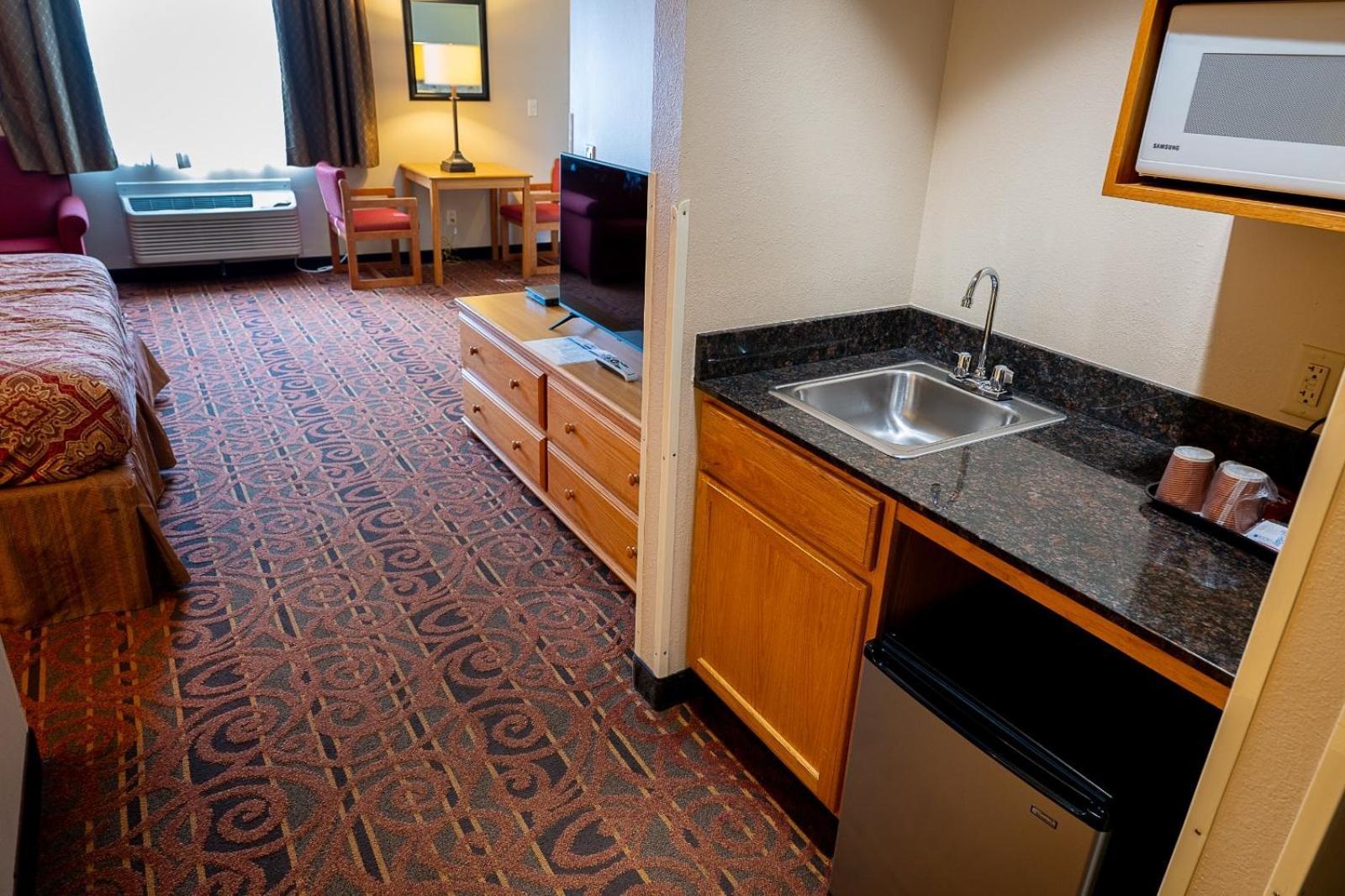 Savanna Inn & Suites Buitenkant foto