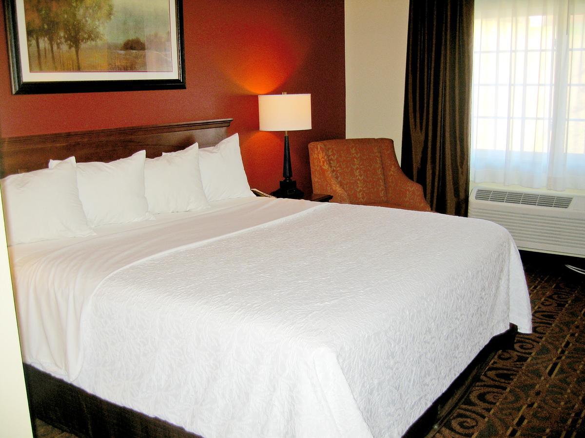 Savanna Inn & Suites Buitenkant foto
